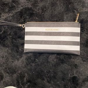 MICHAEL KORS BLACK WHITE STRIPE WRISTLET